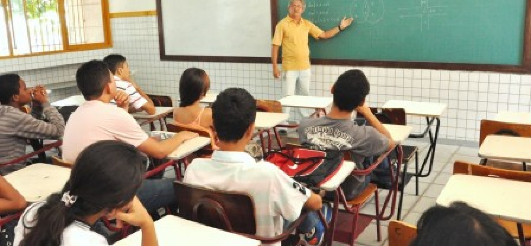 Menor salário pago a professor em Salvador é R$ 2.454,68