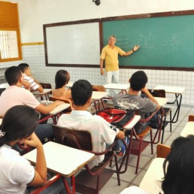 Menor salário pago a professor em Salvador é R$ 2.454,68
