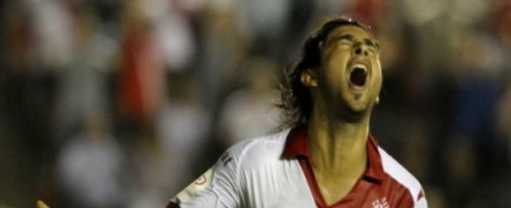 Pisculichi chega para tentar atuar ao lado de Cleiton Xavier e Dátolo no Vitória