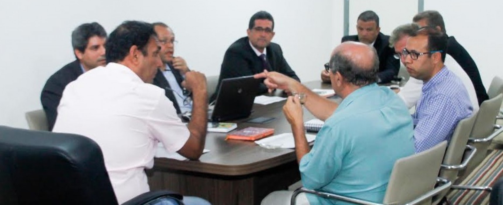 Prefeito define com a Caixa Econômica retomada de projetos para Ilhéus