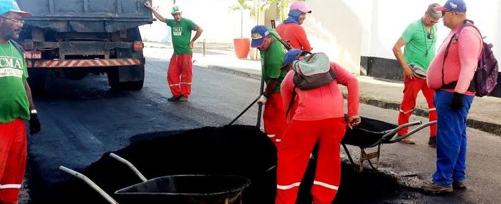 Prefeitura de Ilhéus recupera asfalto na Rua Tobias Barreto, na Cidade Nova