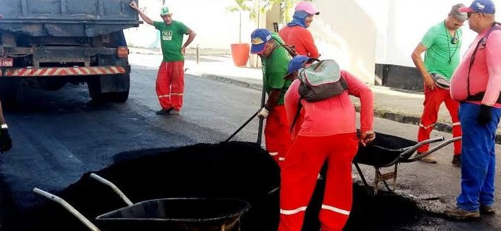Prefeitura de Ilhéus recupera asfalto na Rua Tobias Barreto, na Cidade Nova
