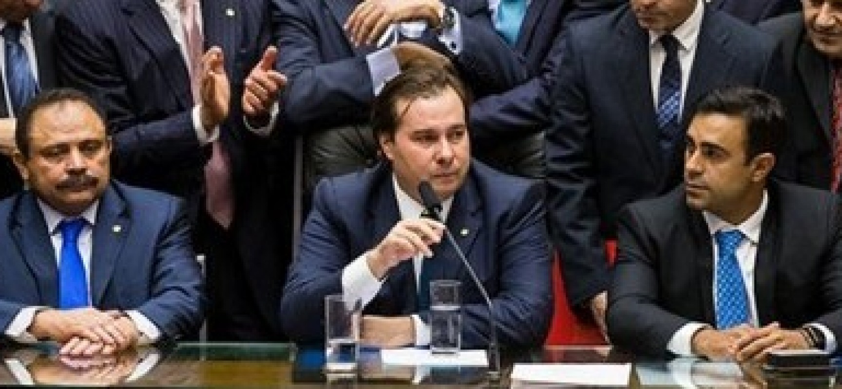 Presidente em exercício, Rodrigo Maia sanciona Orçamento de 2017 sem vetos