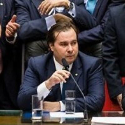 Presidente em exercício, Rodrigo Maia sanciona Orçamento de 2017 sem vetos
