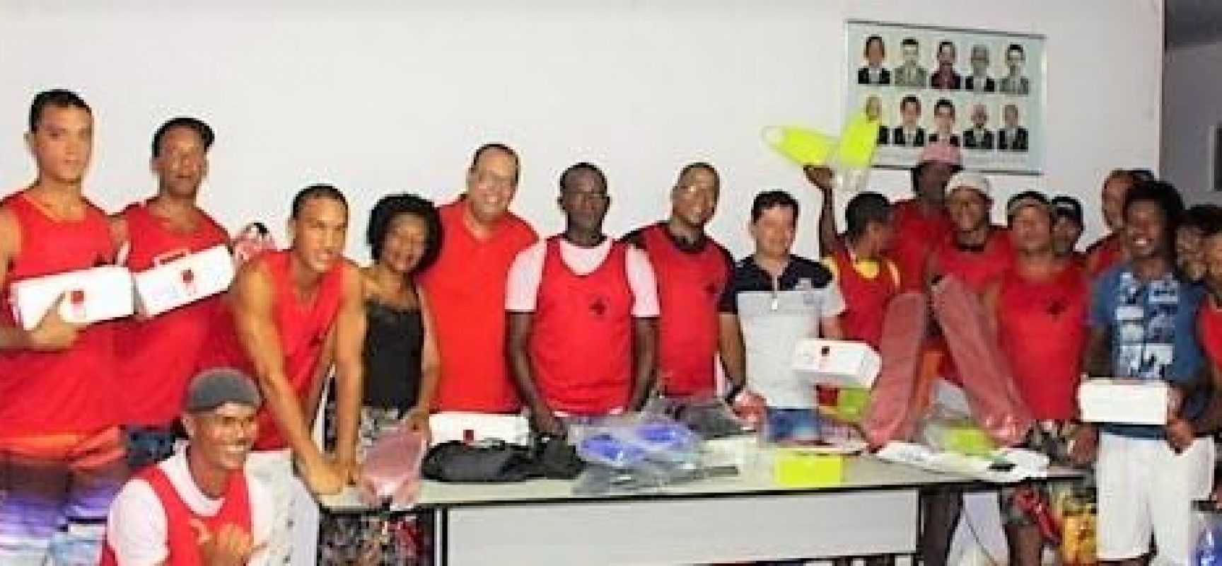 Salva-vidas e equipe de limpeza de Itacaré recebem novo fardamento e equipamentos
