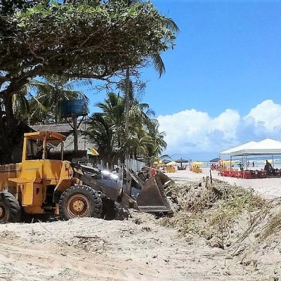 Secretaria de Serviços Urbanos intensifica limpeza da orla em Ilhéus