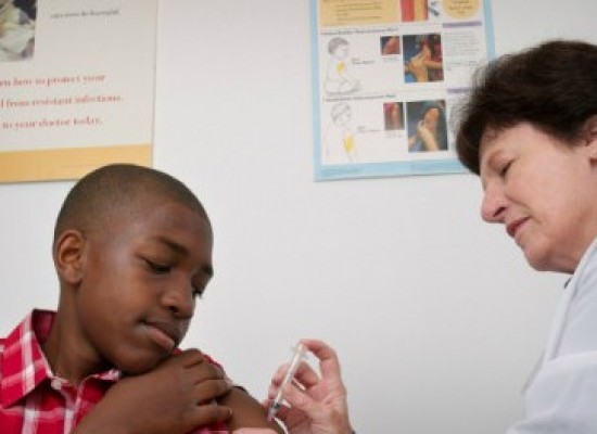 SUS inicia vacinação contra HPV para meninos