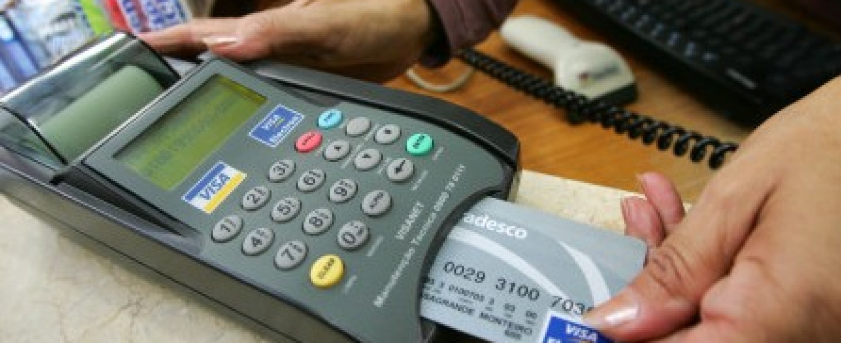 Taxa de juros do cartão de crédito cai e a do cheque especial sobe, aponta Anefac