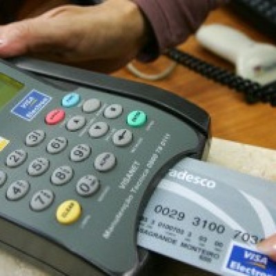 Taxa de juros do cartão de crédito cai e a do cheque especial sobe, aponta Anefac