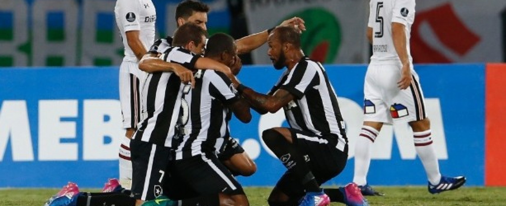Botafogo sofre no fim, mas vence Colo-Colo na volta à Libertadores