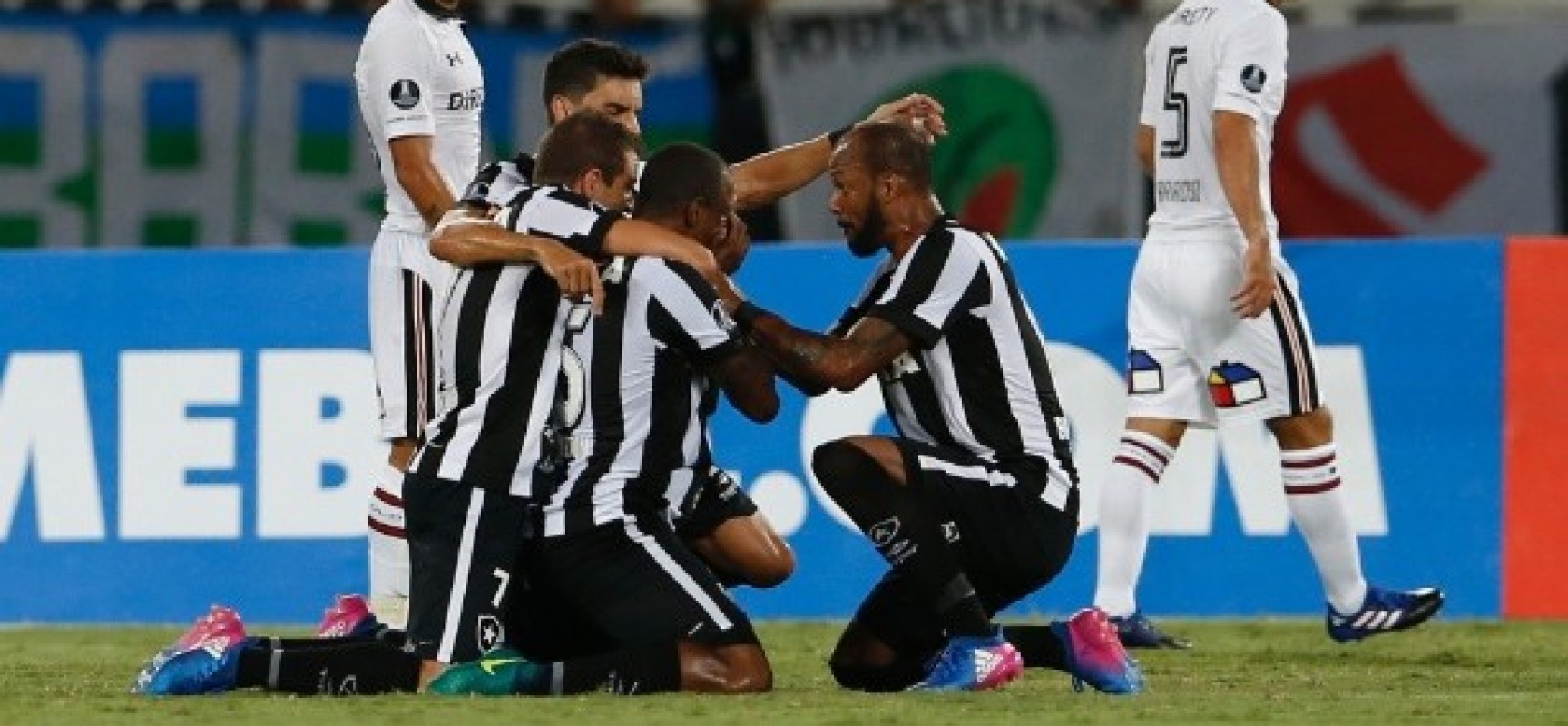 Botafogo sofre no fim, mas vence Colo-Colo na volta à Libertadores
