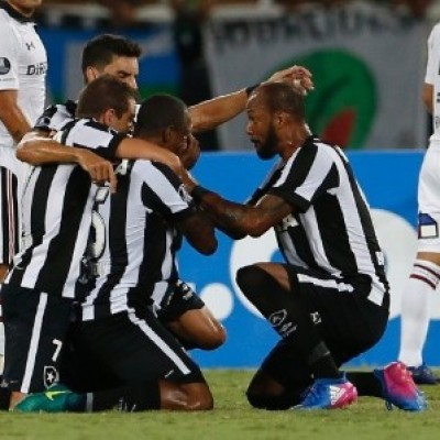 Botafogo sofre no fim, mas vence Colo-Colo na volta à Libertadores