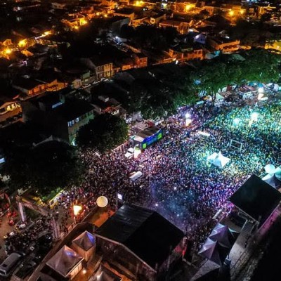 Cerca de 25 mil pessoas participam do 1º dia do Carnaval de Itacaré