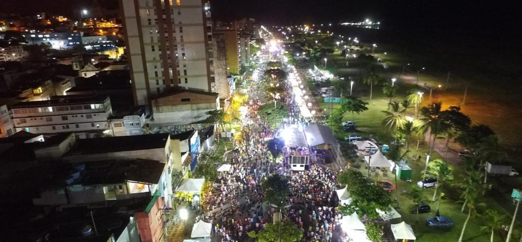 Multidão brinca com alegria e paz na abertura do Ilhéus Folia