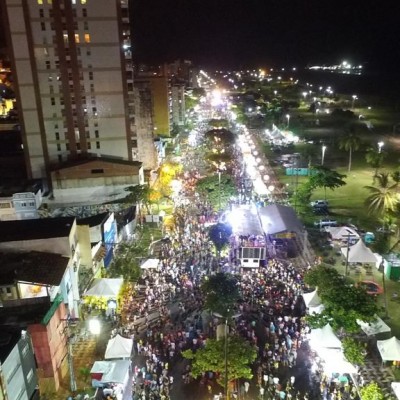 Multidão brinca com alegria e paz na abertura do Ilhéus Folia
