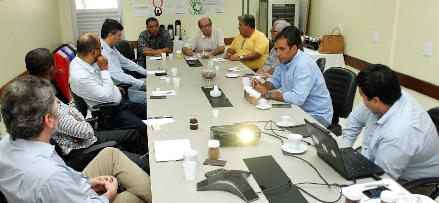 Prefeito de Ilhéus debate problemas da indústria processadora de cacau