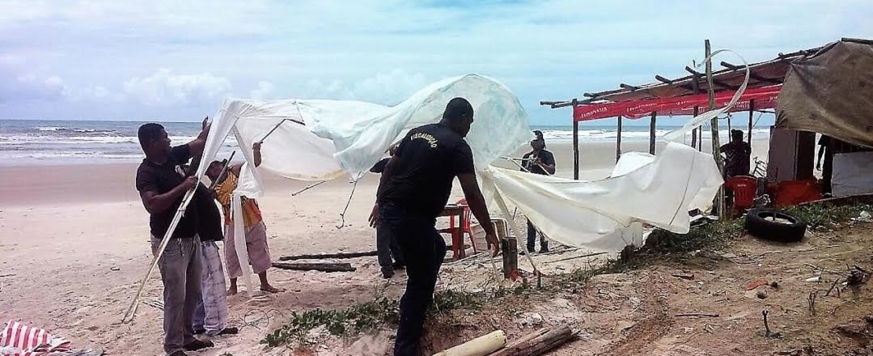 Prefeitura remove cabana irregular na Praia do Sul