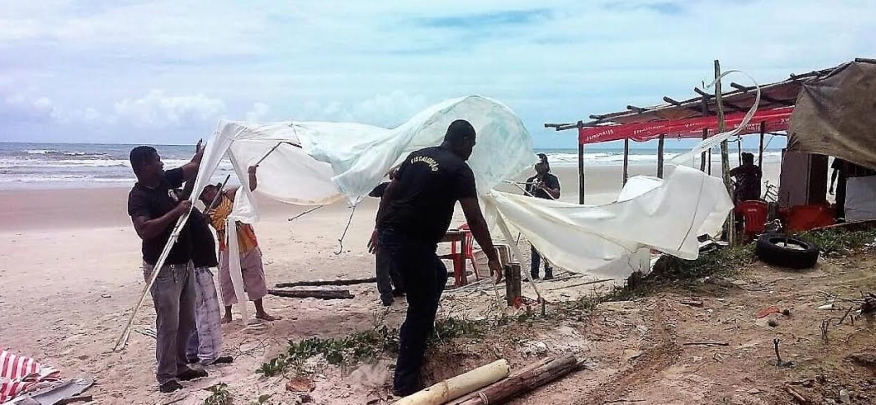 Prefeitura remove cabana irregular na Praia do Sul
