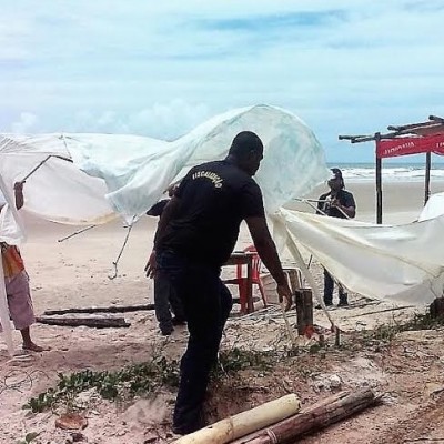 Prefeitura remove cabana irregular na Praia do Sul