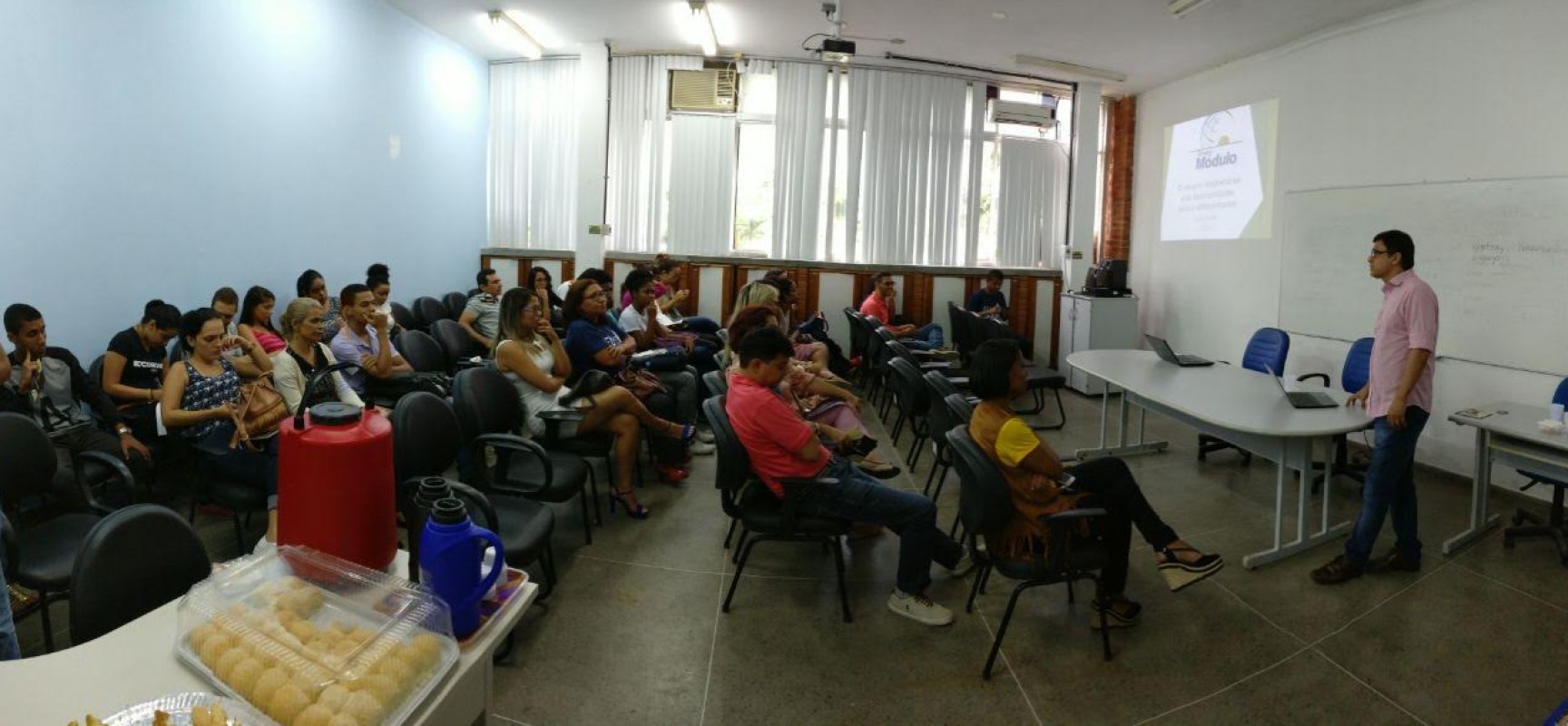 Presidente da ACI e estudantes da Uesc interagiram sobre o cenário empresarial