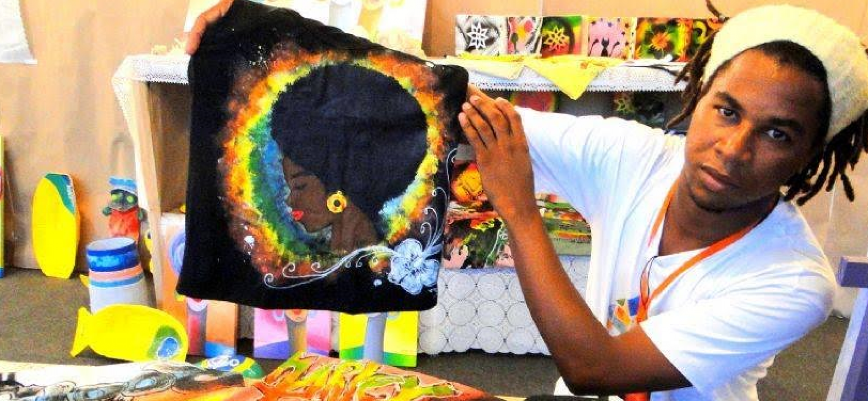 Projeto Otambí promove oficinas gratuitas de pintura em camisas e grafite