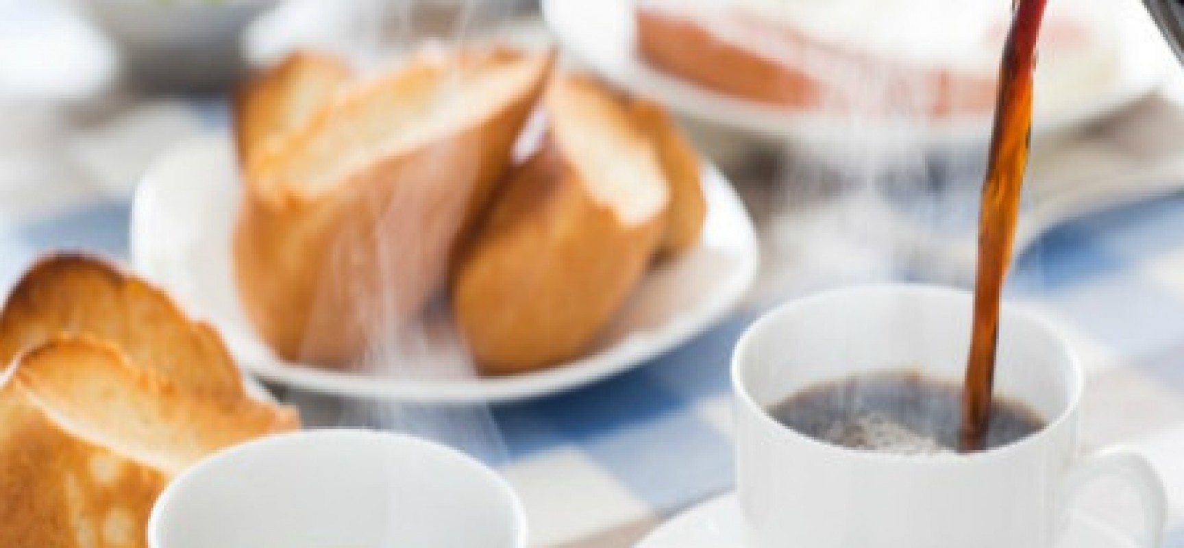 Quem bebe café evita problemas cardíacos e vive mais, diz estudo