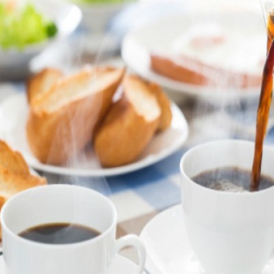 Quem bebe café evita problemas cardíacos e vive mais, diz estudo