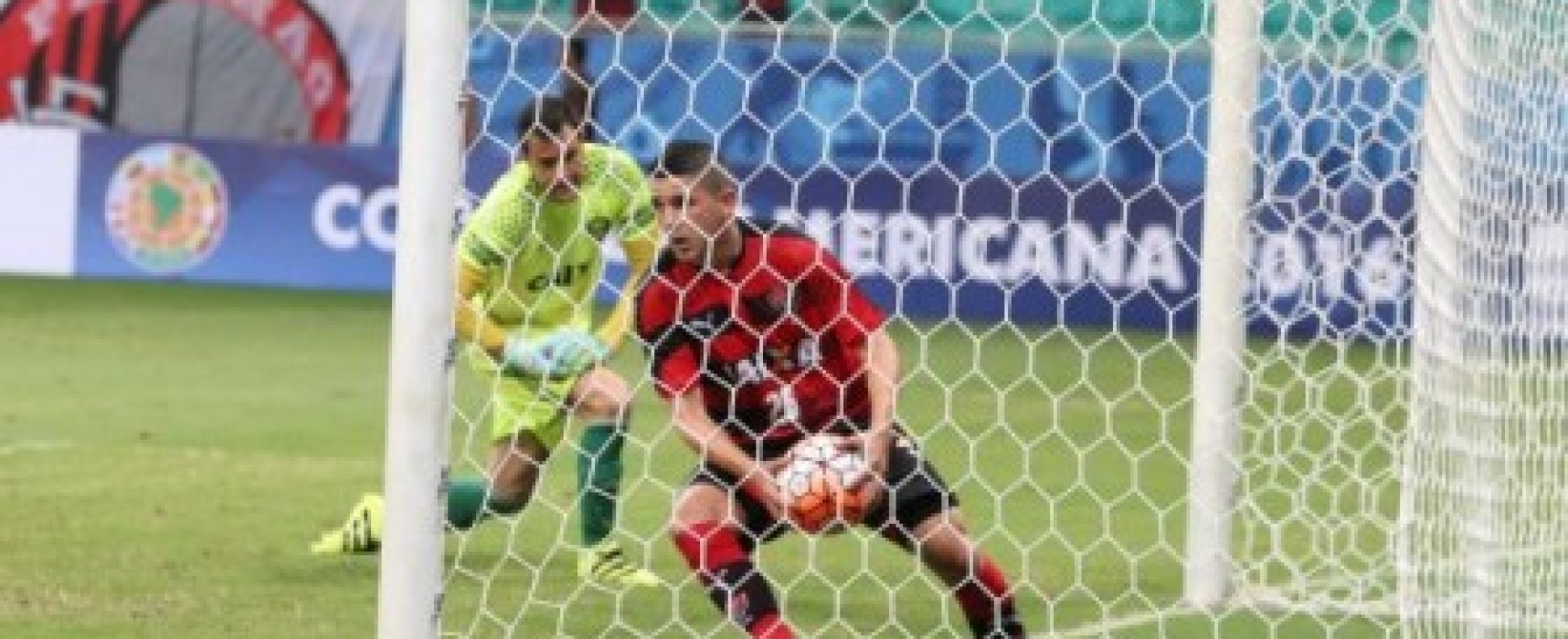 Vitória bate Bragantino e avança na Copa do Brasil