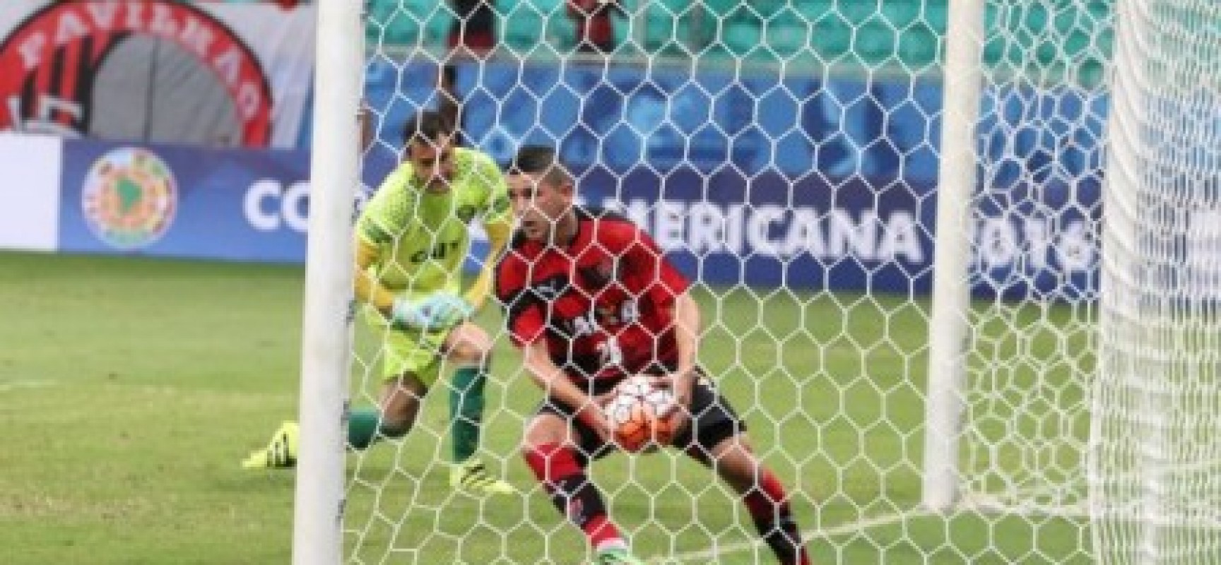 Vitória bate Bragantino e avança na Copa do Brasil