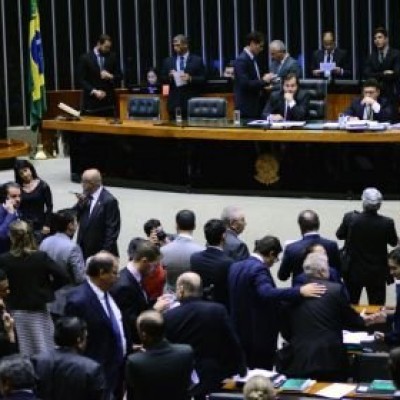Depois de oito horas de sessão, Câmara aprova projeto das terceirizações