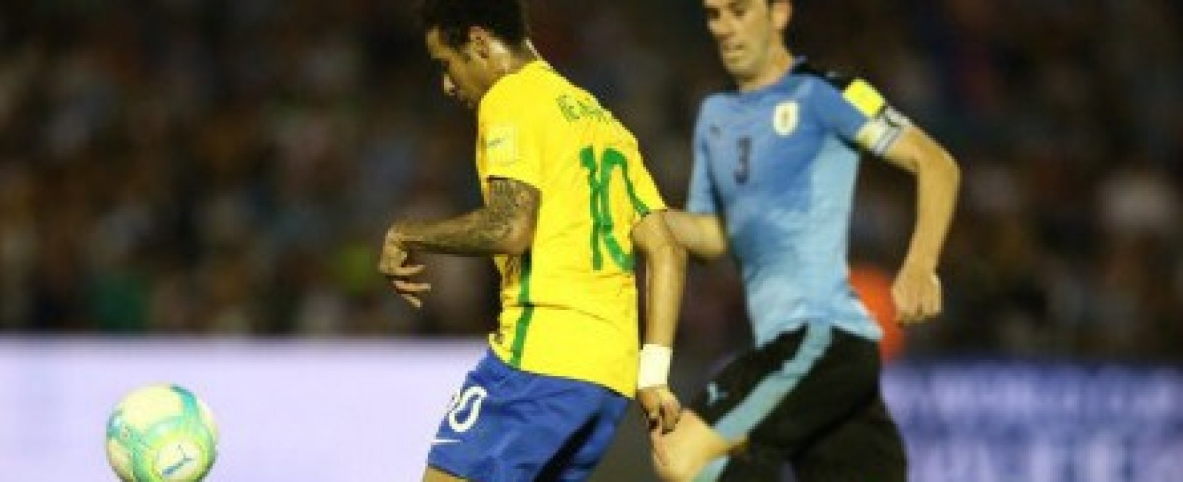 Paulinho faz três, Brasil goleia Uruguai e está com um pé na Copa da Rússia