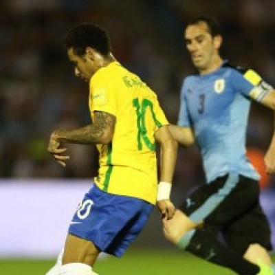 Paulinho faz três, Brasil goleia Uruguai e está com um pé na Copa da Rússia