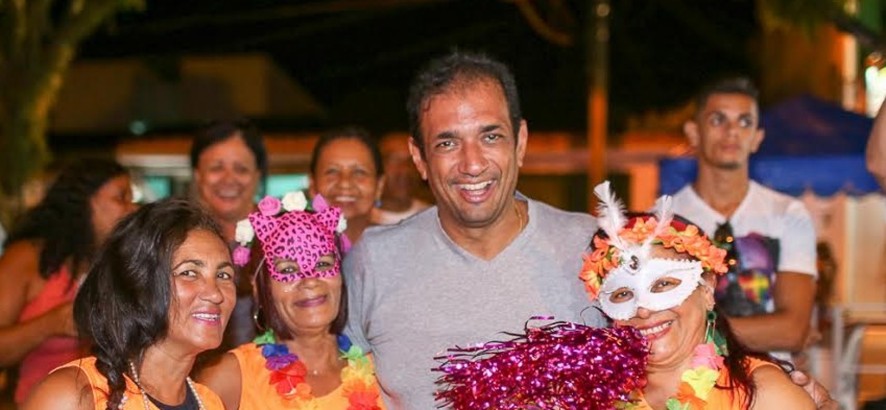 Prefeito prestigia carnaval de rua na zona sul de Ilhéus