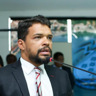 Vereador Jerbson Morais cobra solução imediata para problemas na escola do Salobrinho