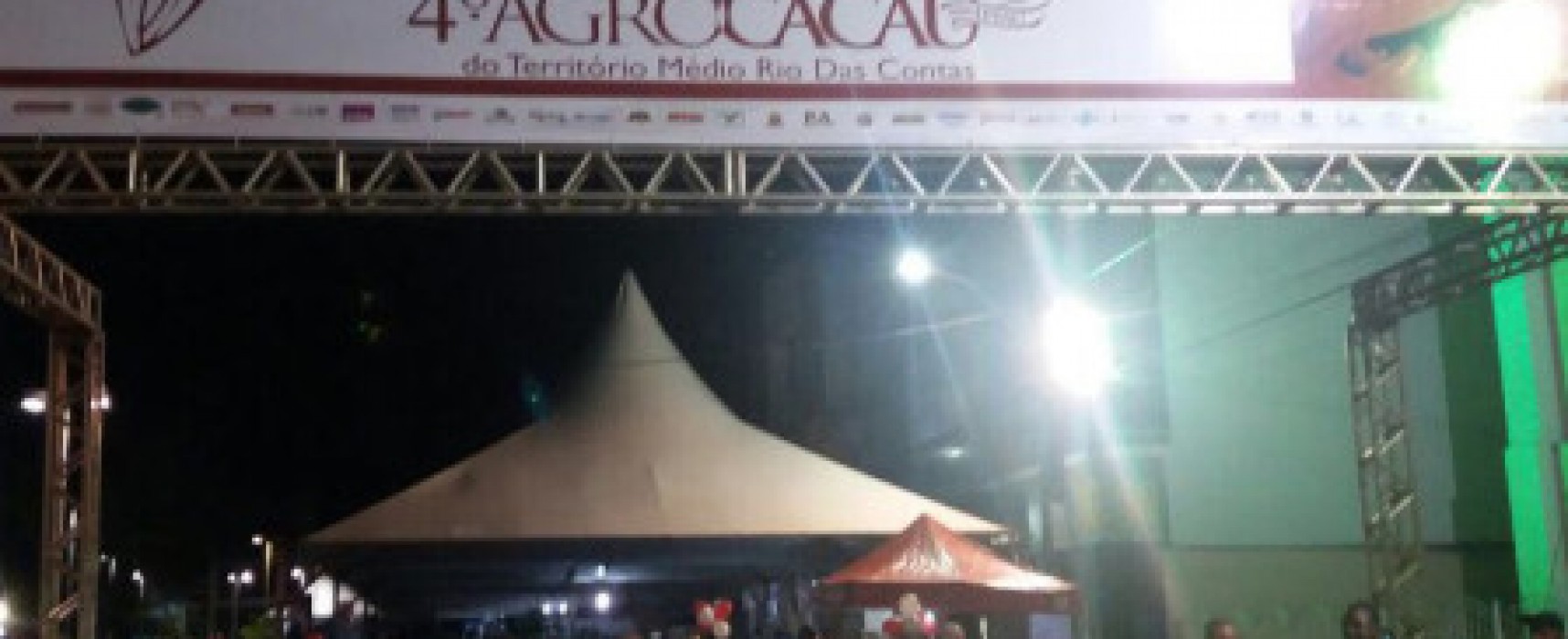 Chocolates produzidos por pequenos agricultores são expostos em festival na cidade de Ipiaú