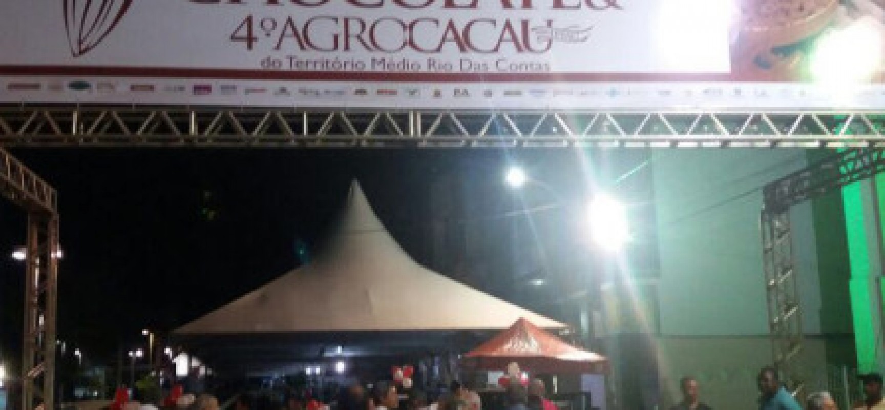 Chocolates produzidos por pequenos agricultores são expostos em festival na cidade de Ipiaú