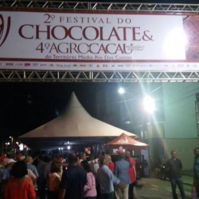 Chocolates produzidos por pequenos agricultores são expostos em festival na cidade de Ipiaú