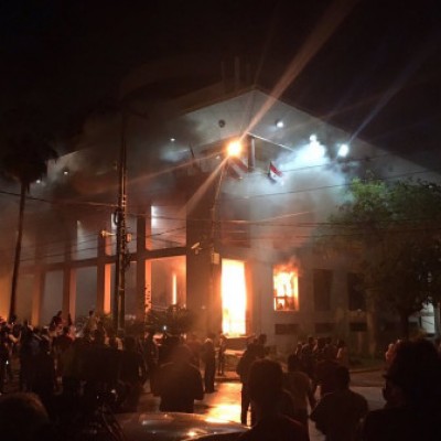 Congresso do Paraguai é incendiado após aprovação de reeleição