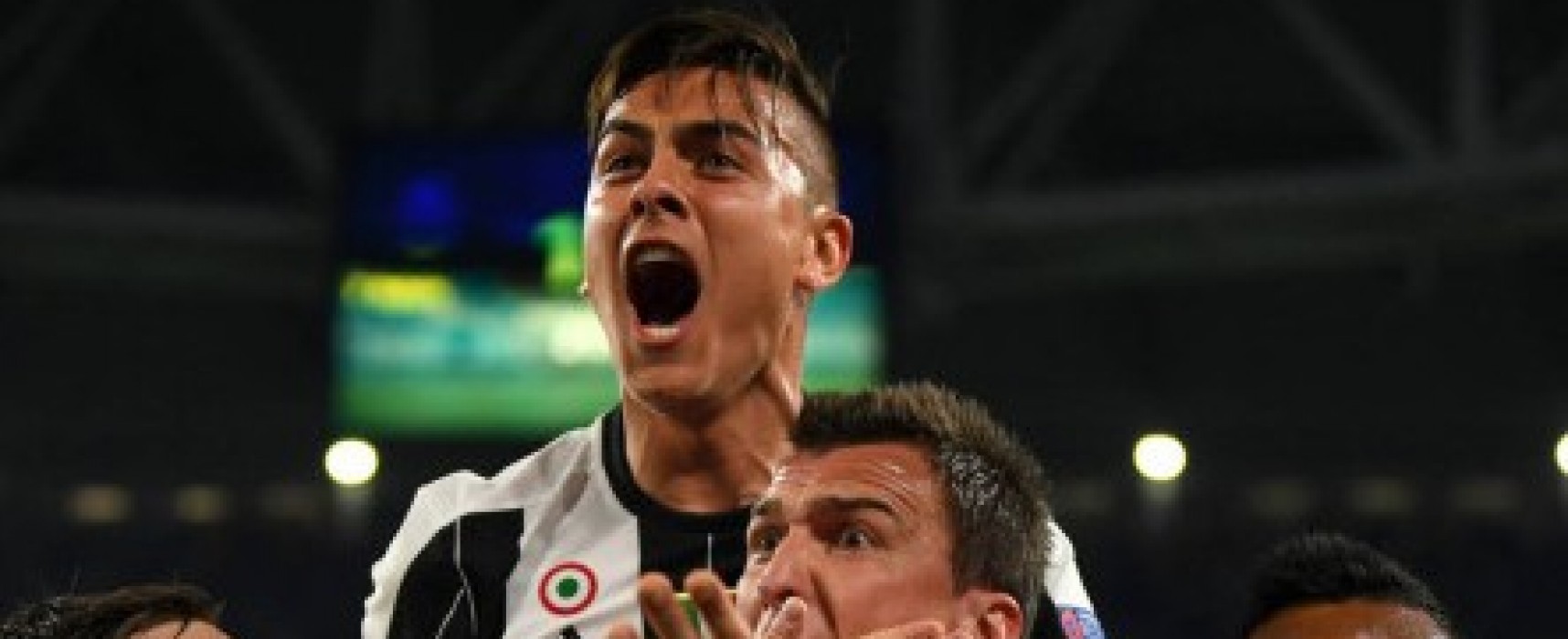 Dybala vence duelo com Neymar e Juve faz 3 a 0 no Barça