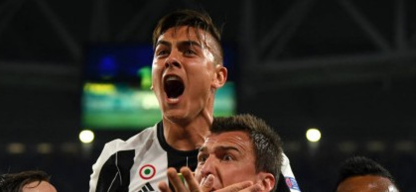 Dybala vence duelo com Neymar e Juve faz 3 a 0 no Barça