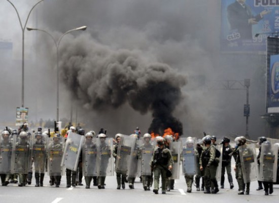 Manifestantes voltam a se enfrentar com forças de segurança da Venezuela
