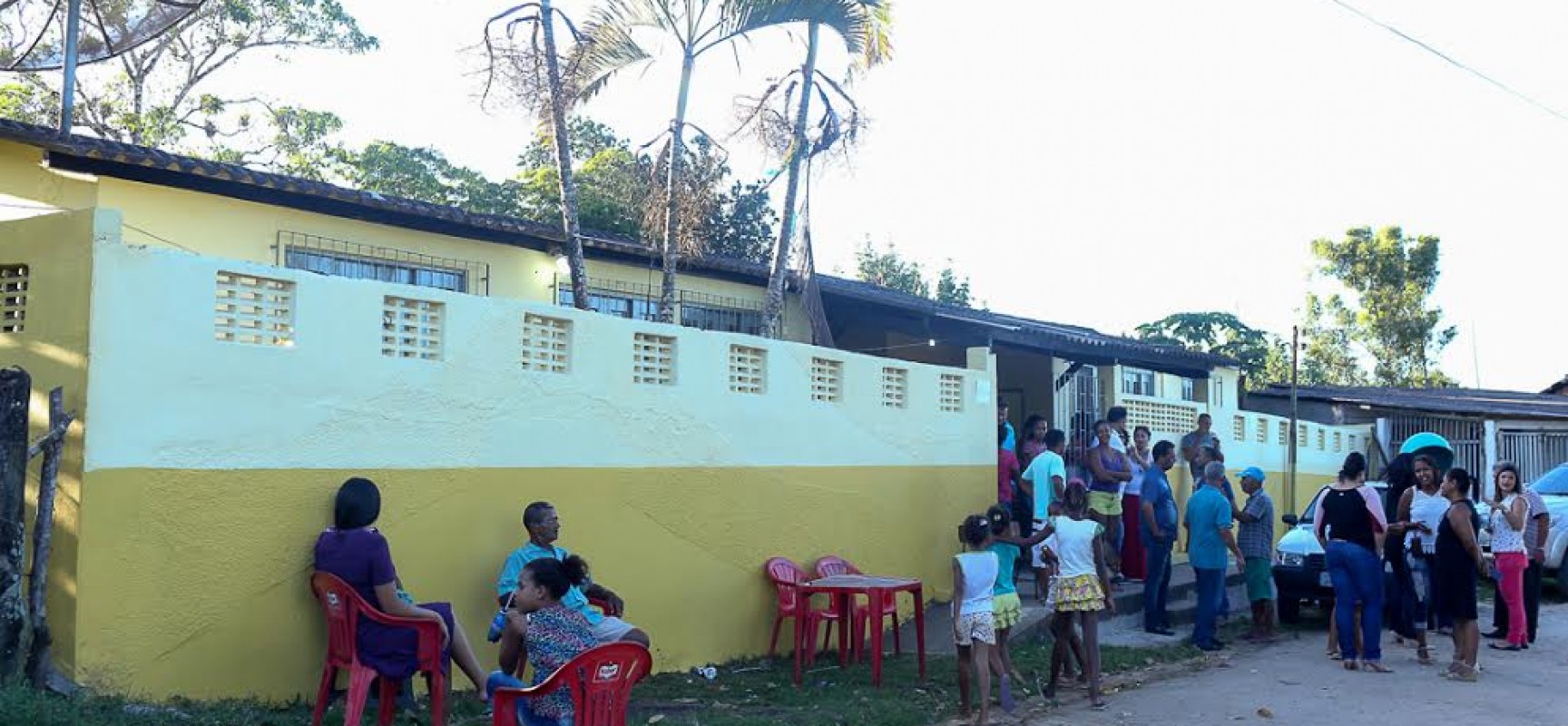 Prefeito visita distritos de Ilhéus e entrega escola recuperada em Vila Olímpio