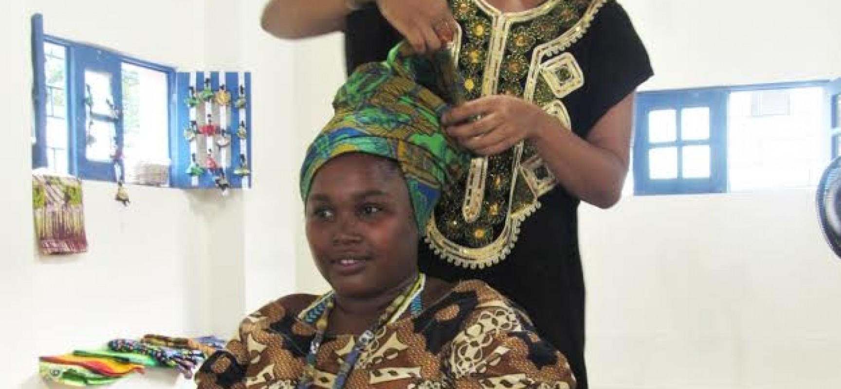 Projeto Otambí promove oficina gratuita de penteados afro e turbante