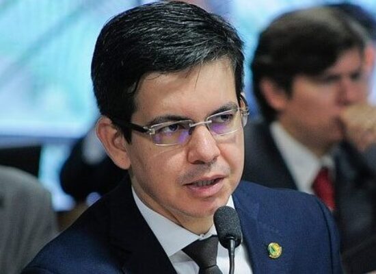 Senadores apresentam no STF notícia-crime contra Bolsonaro por prevaricação