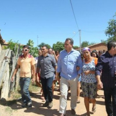 Rui visita Itaguaçu e entrega abastecimento de água