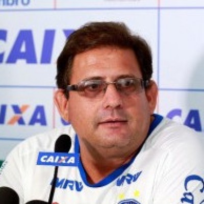 “A gente vem trabalhando de forma incisiva”, afirma Guto Ferreira sobre elenco