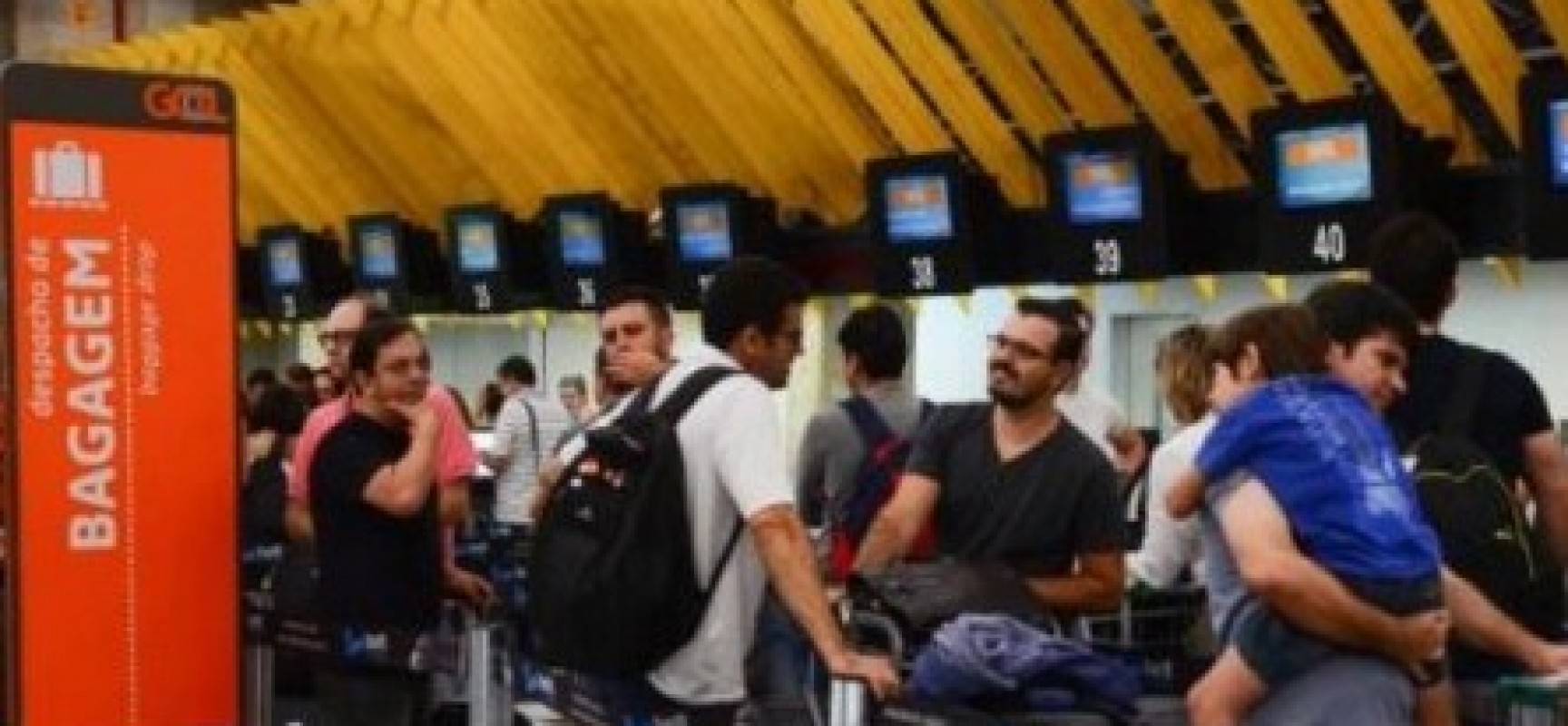 Congresso segue Bolsonaro e mantém cobrança de bagagens despachadas