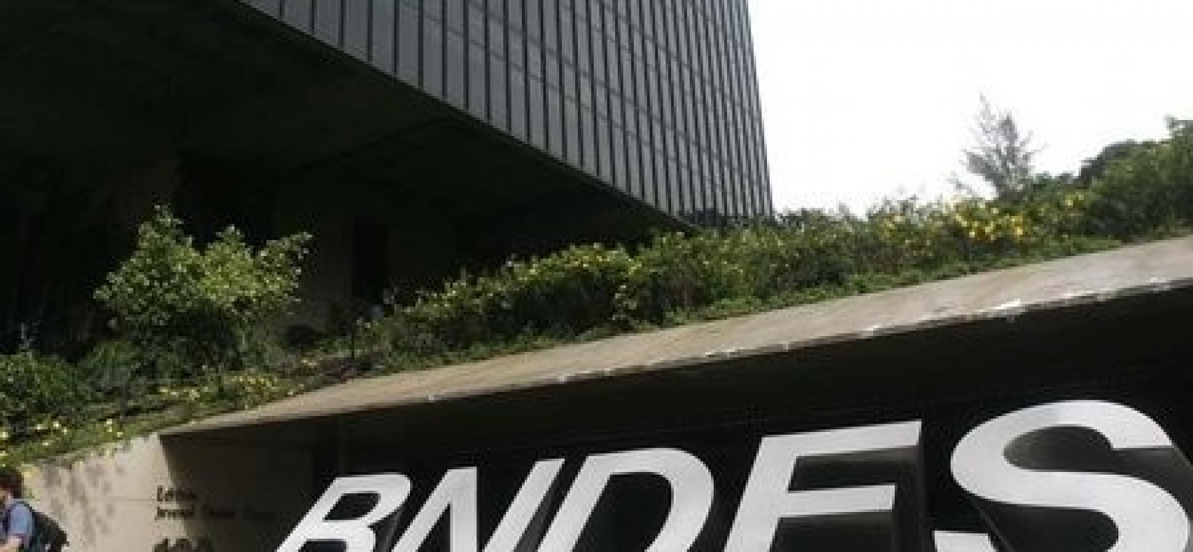 Funcionários do BNDES criticam condução coercitiva de colegas em operação da PF