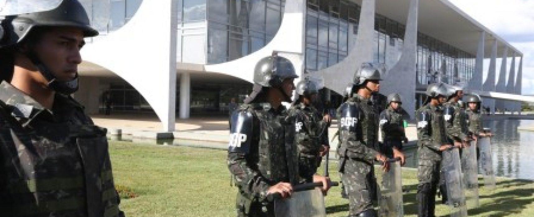 Sargento rouba caminhão do Corpo de Bombeiros e invade a Esplanada dos Ministérios