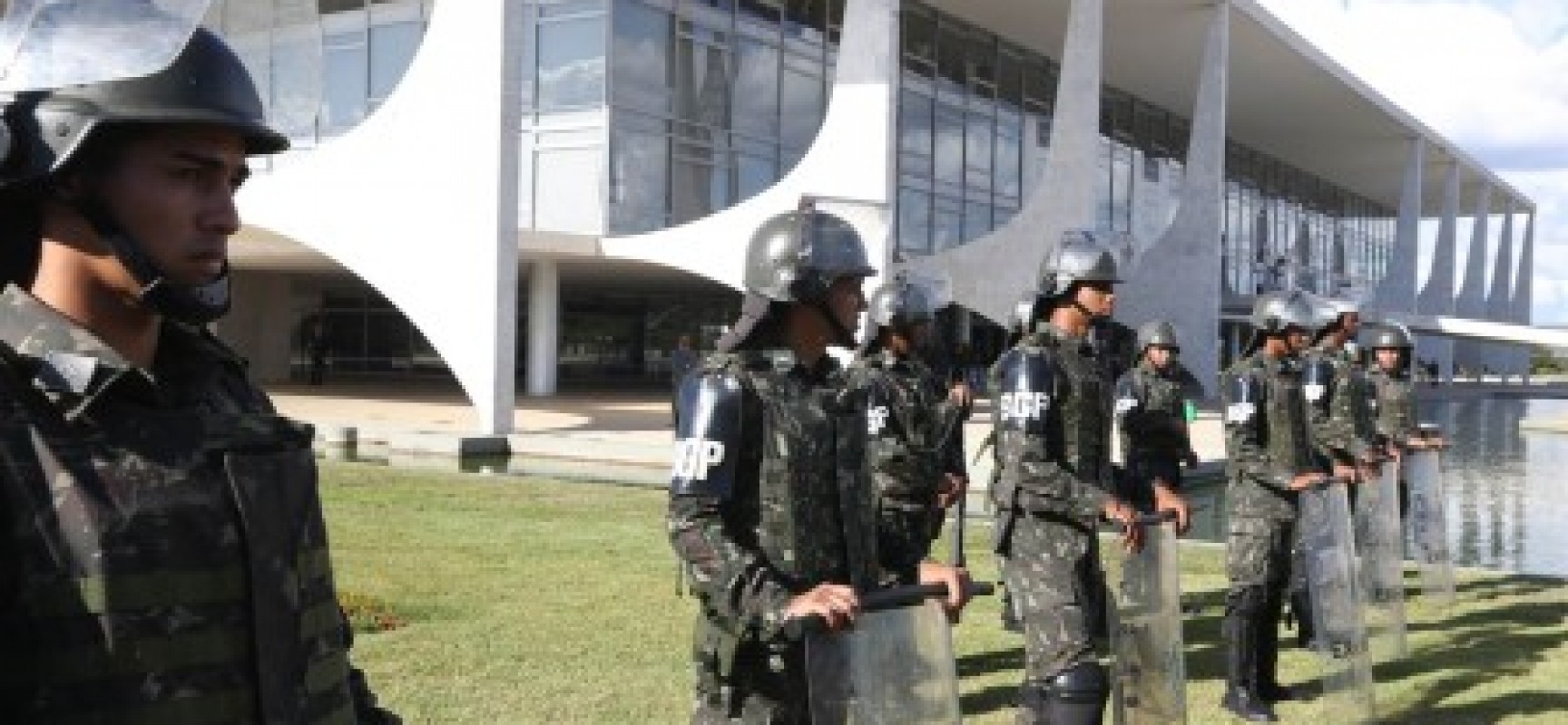 Sargento rouba caminhão do Corpo de Bombeiros e invade a Esplanada dos Ministérios